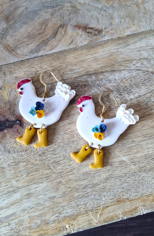 Poules blanches avec bottes jaunes moutarde et fleurs bleues et jaunes - Boucles d'oreilles en acier inoxydable