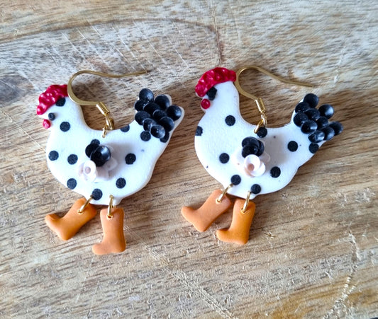 Poules blanches à petits points avec bottes oranges - Boucles d'oreilles en acier inoxydable