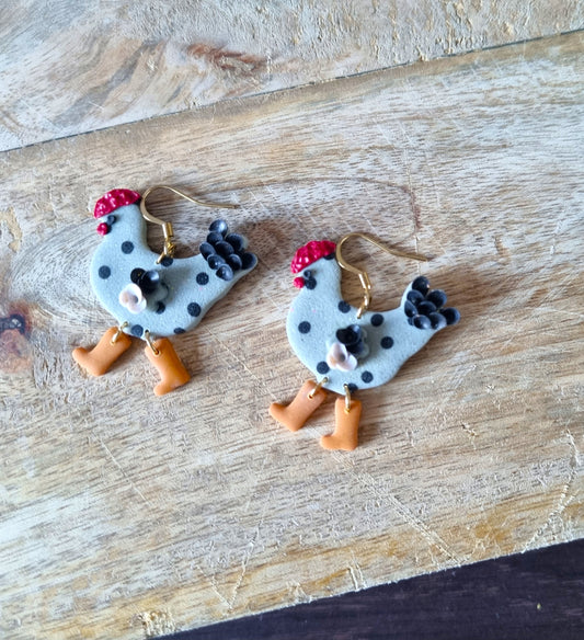 Poules grises à petits points noirs avec bottes oranges - Boucles d'oreilles en acier inoxydable