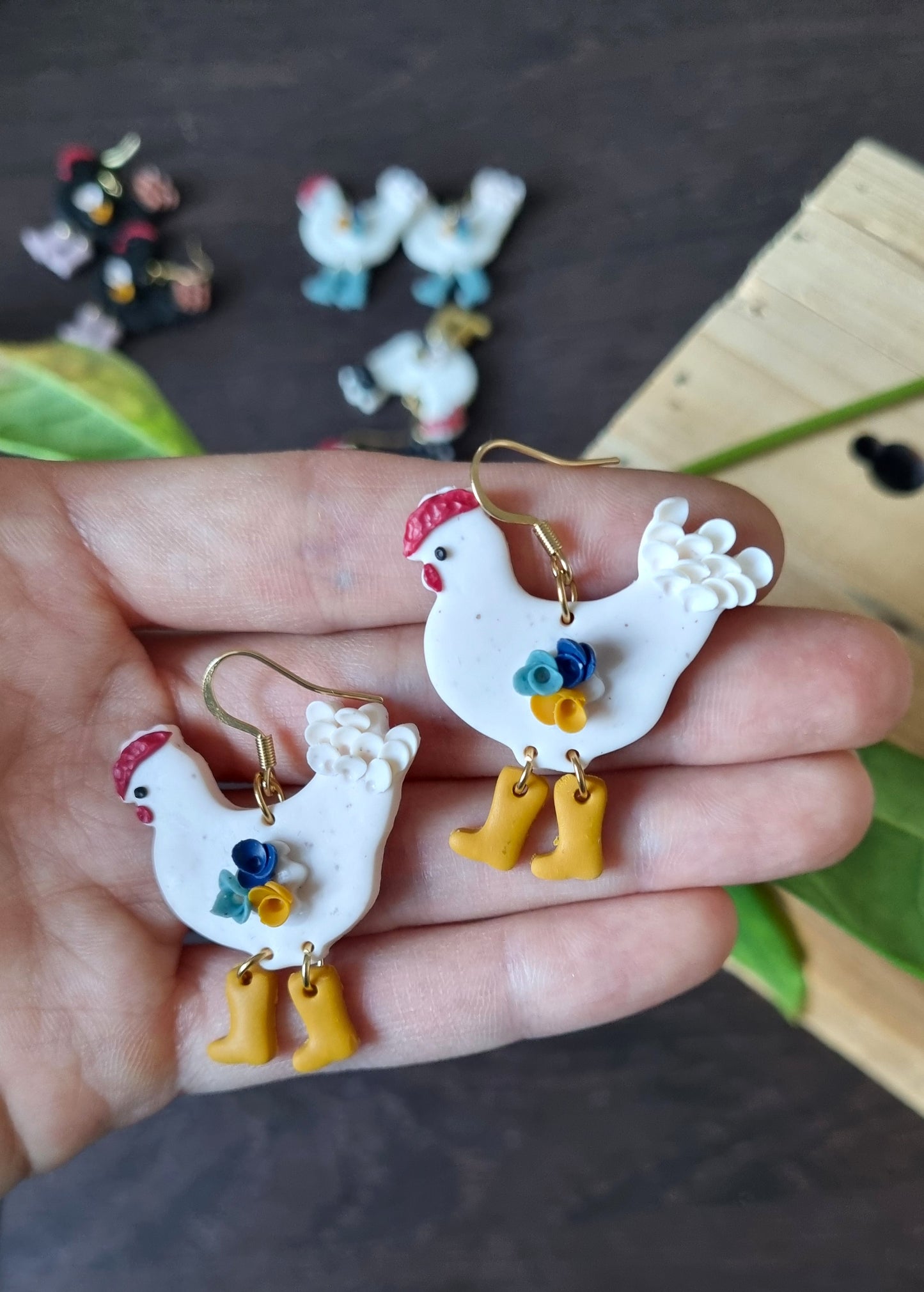 Animaux - Poules blanches avec bottes jaunes moutarde et fleurs bleues et jaunes - Boucles d'oreilles en acier inoxydable
