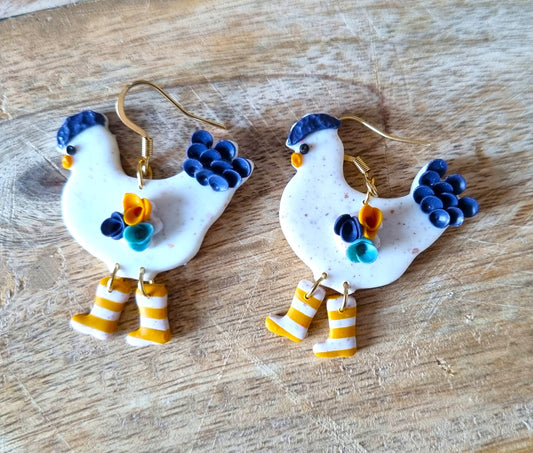 Poules blanches avec bottes rayées jaunes et blanches - Boucles d'oreilles en acier inoxydable