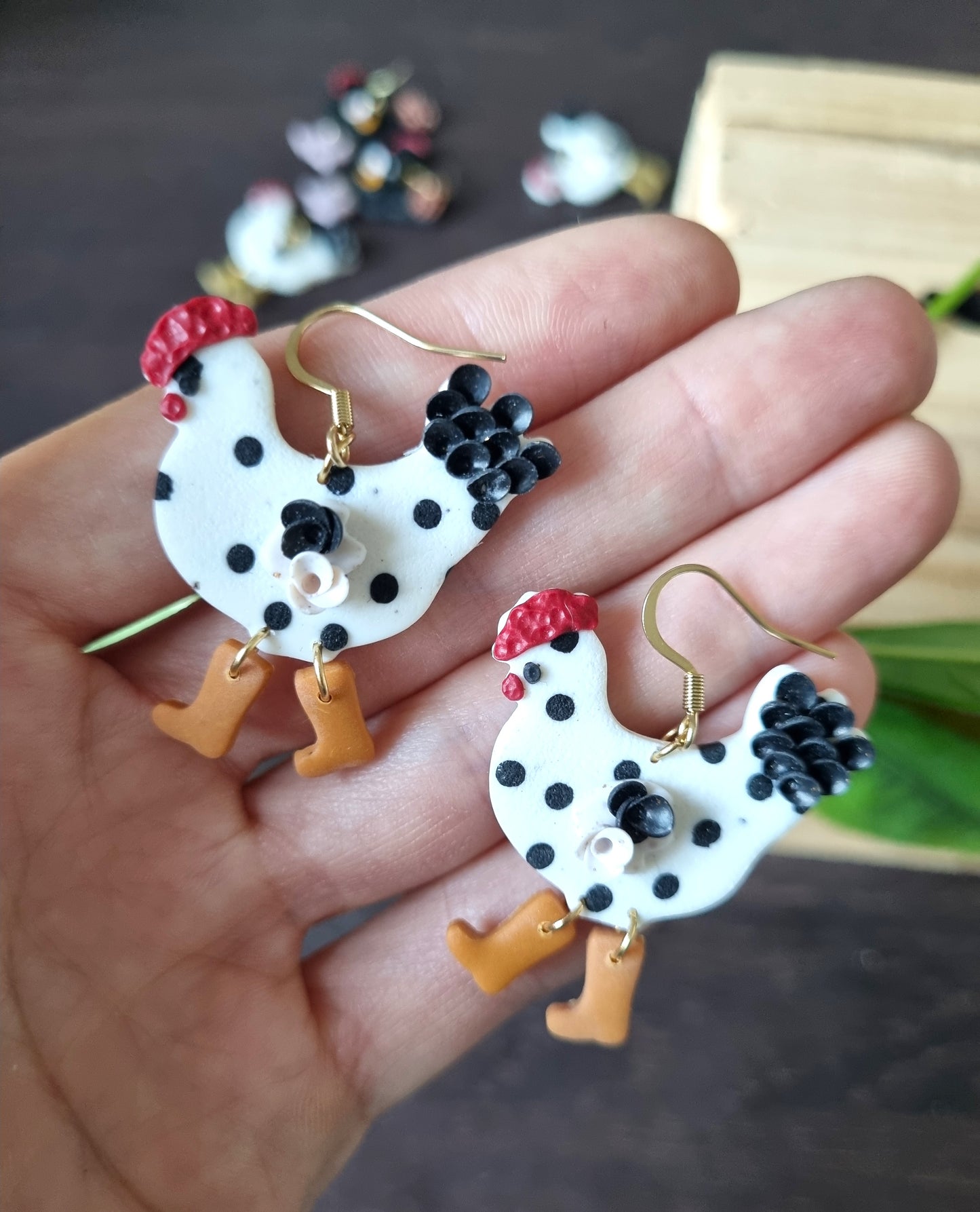 Animaux - Poules blanches à petits points avec bottes oranges - Boucles d'oreilles en acier inoxydable