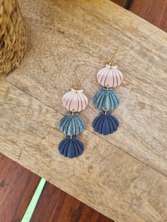 Bleu - 3 petits coquillages - Boucles d'oreilles artisanales - Collection Aqua - Acier inoxydable