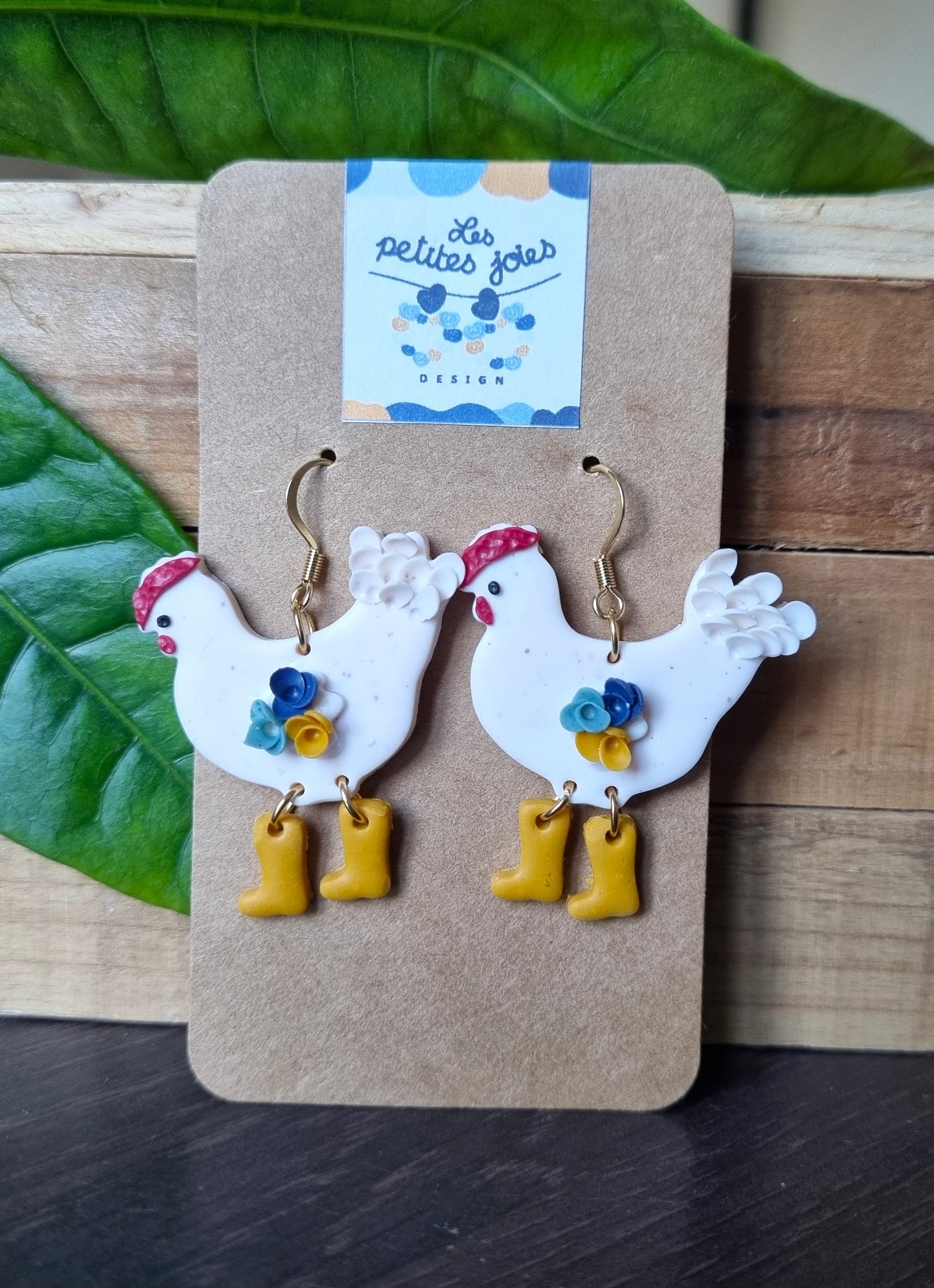 Animaux - Poules blanches avec bottes jaunes moutarde et fleurs bleues et jaunes - Boucles d'oreilles en acier inoxydable